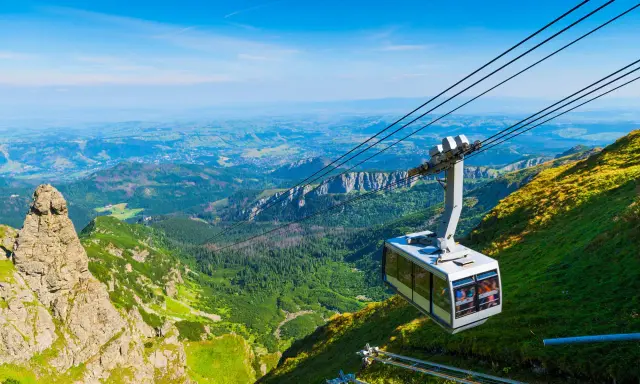Kasprowy Wierch kolej wjeżdża na szczyt, oferując zapierające dech w piersiach widoki na Tatry i Kotlinę Zakopiańską.