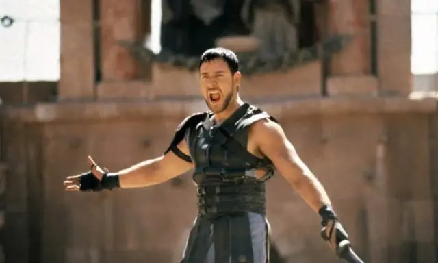 Maximus, gladiator, krzyczy w amfiteatrze, gotowy do walki. Kto to?