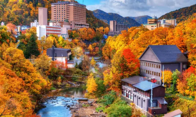En stad i Japan badar i höstens färger. En perfekt plats att fundera på vart man ska resa i oktober, med sina varma toner och vackra natur.