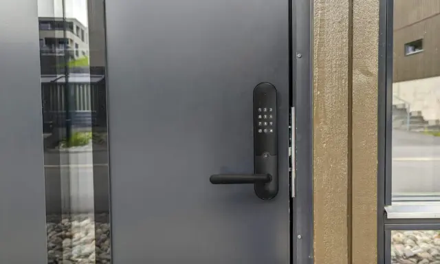 Säker dörr med Yale Doorman LS3 kodlås och handtag.