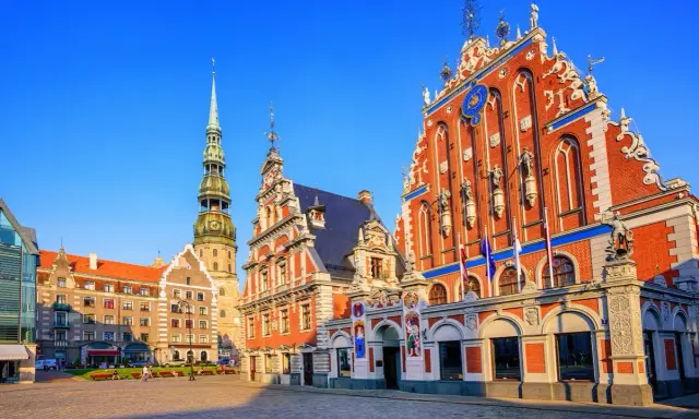 Rynek w Rydze, łotewski port nad Bałtykiem, z Domem Bractwa Czarnogłowych i wieżą kościoła św. Piotra.