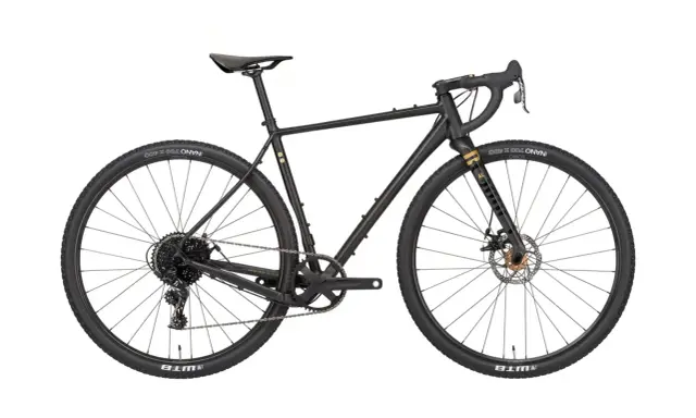 Czarny rower gravelowy Rondo Ruut z napędem SRAM i oponami WTB Nano.