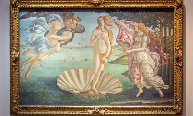 La Naissance de Vénus de Botticelli, une œuvre emblématique de la galerie des Offices, dépeint la déesse sur une coquille, accueillie par Zéphyr et une Hora.