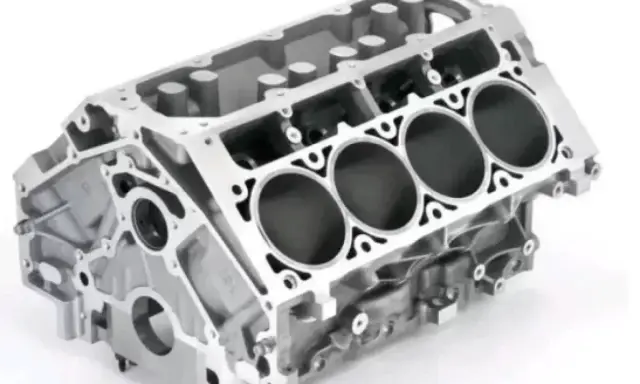 El bloque motor de aluminio, con sus cilindros expuestos, es el corazón de un motor potente.