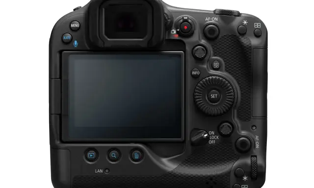 Tył profesjonalnego aparatu r3 canon z ekranem LCD, wizjerem i licznymi przyciskami sterującymi.
