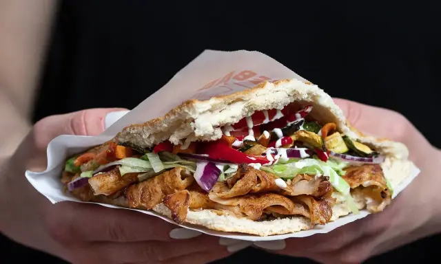 Prawdziwy kebab w bułce z soczystym mięsem, warzywami i sosami. Idealny na szybki posiłek.