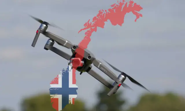 Eine Drohne fliegt über Norwegen. Die Umrisse des Landes sind mit der norwegischen Flagge und einer roten Umrisskarte überlagert.