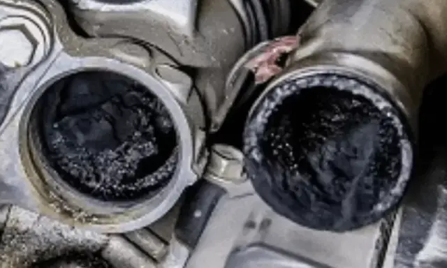 Depósito de carbonilla en conductos de admisión. Es hora de descarbonizar motor gasolina para mejorar su rendimiento.