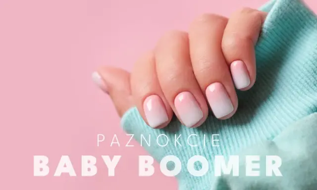 Dłoń z paznokciami baby boomer, czyli subtelnym ombre french żelowy. Delikatny róż przechodzi w biel.