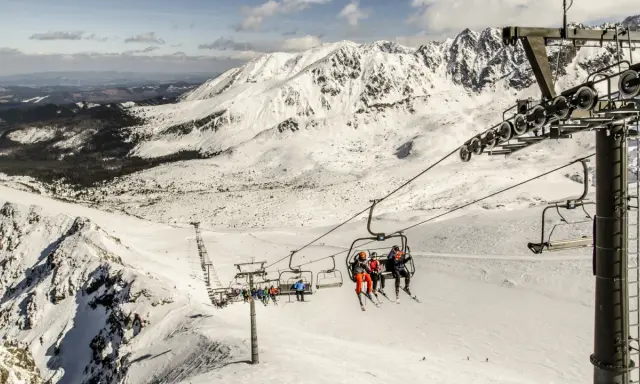 Kasprowy Wierch narty: kolejka linowa wwozi narciarzy na szczyt, skąd roztacza się widok na ośnieżone Tatry.