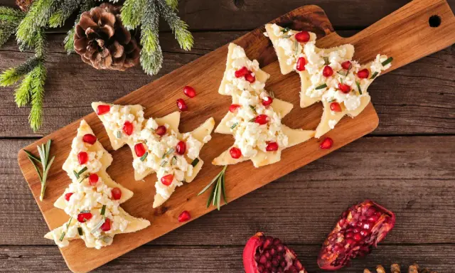 Alberi di Natale con formaggio e melograno, perfetti antipasti di Natale.