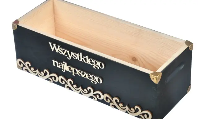 Drewniana skrzynka na 60 urodziny, ozdobiona napisem "Wszystkiego najlepszego" i ornamentami. Idealna na prezent.