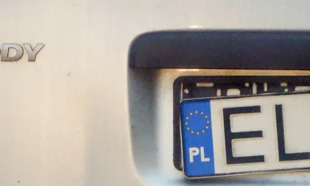 Widok na tył samochodu z widocznym fragmentem tablicy rejestracyjnej "EL". Litery "DY" na karoserii sugerują model pojazdu.