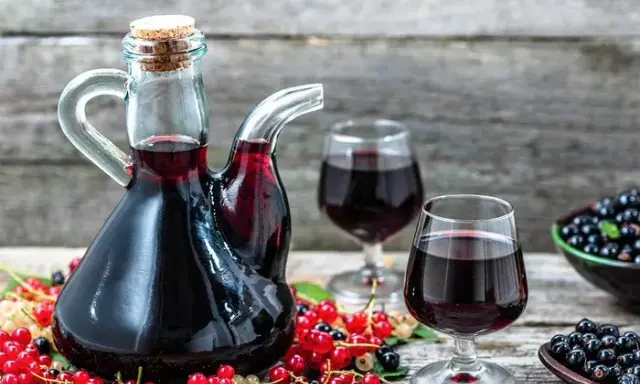 Wino z czarnej porzeczki: Prosty przepis i sekrety udanej fermentacji