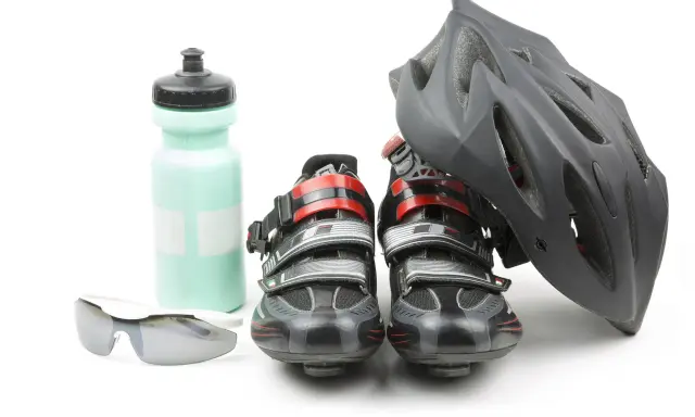 Kask rowerowy, buty kolarskie, bidon i okulary – kompletne wyposażenie roweru na każdą wyprawę.