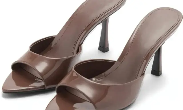 Brązowe klapki mule na obcasie, idealne do eleganckich stylizacji.