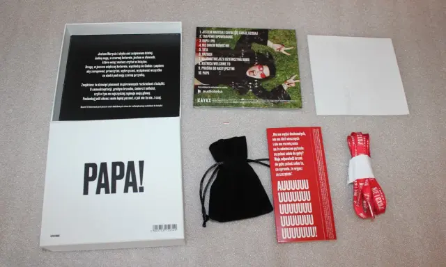 Pudełko z napisem PAPA!, płyta CD z Marysią, czarny woreczek, czerwona kartka z cytatem i czerwona smycz. Jestem Marysia i chyba się zabiję dzisiaj.