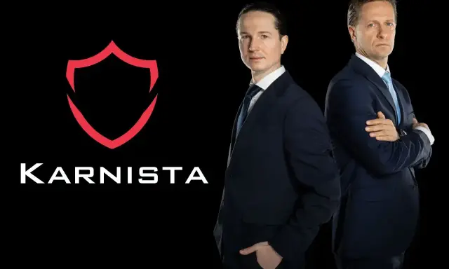 Dwaj mężczyźni w garniturach stoją obok logo "KARNISTA" na czarnym tle.