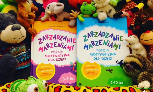Pluszaki otaczają książki "Zarządzanie marzeniami" Michała Zawadki, które zawierają czesław janczarski wiersze dla dzieci.