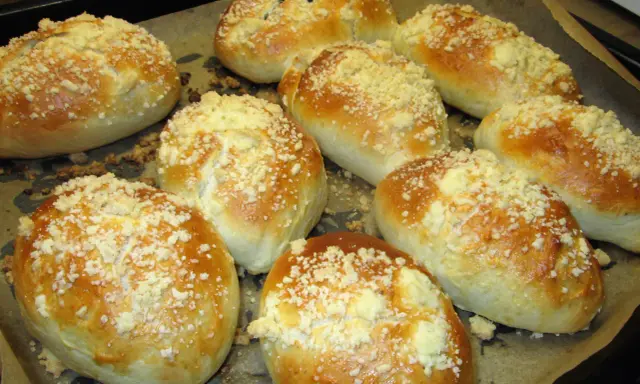 Pyszne i pulchne jagodzianki z kruszonką, gotowe do pieczenia. Prosty przepis na domowe wypieki.