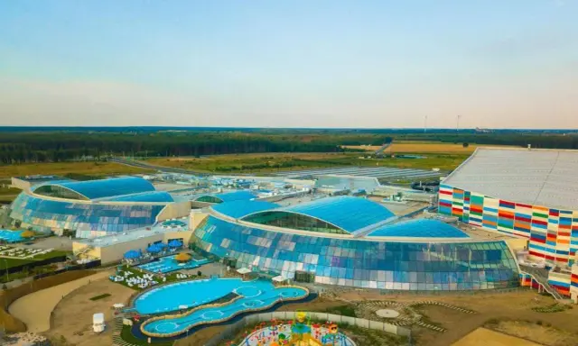 Największy aquapark w Polsce z błękitnymi, szklanymi dachami i kolorowym budynkiem. Woda i zabawa czekają!