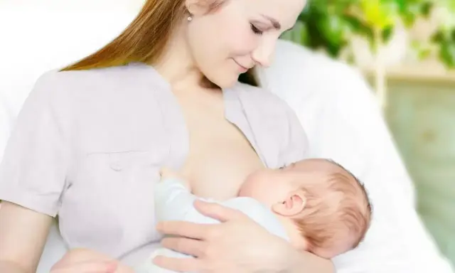 Matka karmi piersią dziecko. Wkrótce może pojawić się pytanie, jak zatrzymać laktację.
