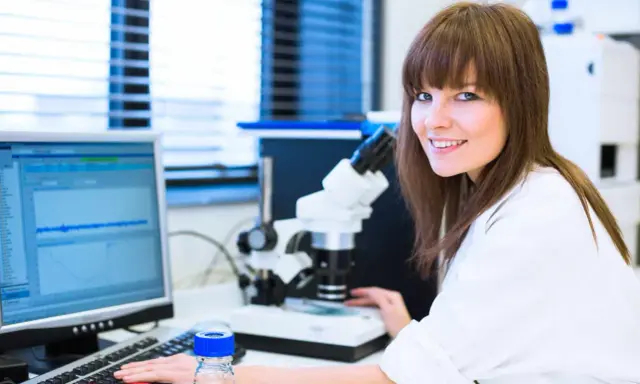 Médico Investigador: La carrera que une clínica y ciencia. ¿Es para ti?