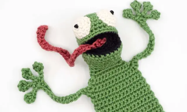Rana de crochet con lengua roja y ojos saltones. ¡Un patrón gratis para tejer esta simpática rana!