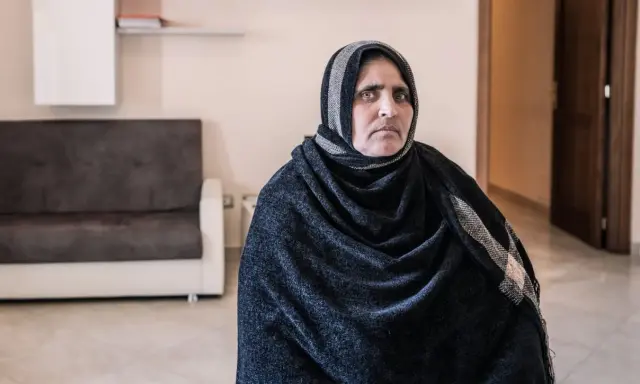 Ritratto di una donna afgana, forse la madre della famosa ragazza afgana immortalata da Steve McCurry.
