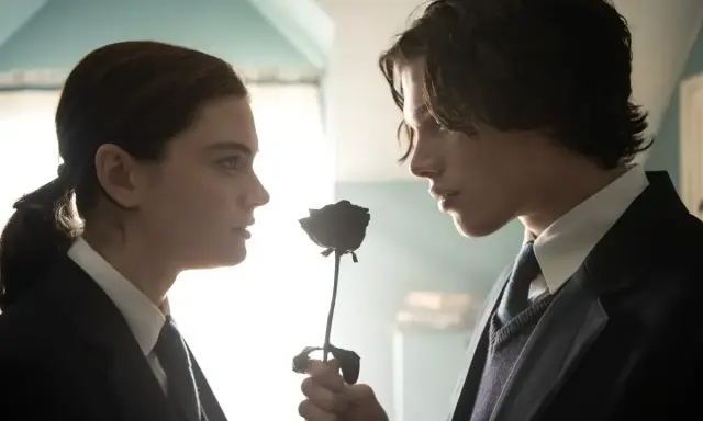 Ragazzo offre una rosa nera a una ragazza, un momento intenso da "Fabbricante di lacrime".