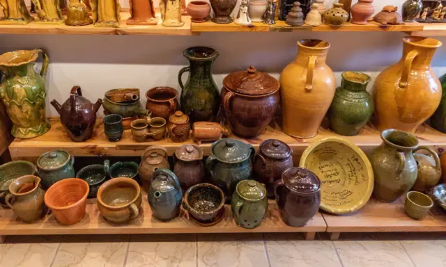 W muzeum garncarstwa podziwiać można bogactwo glinianych naczyń: dzbanki, wazy, garnki i ozdobne figurki.