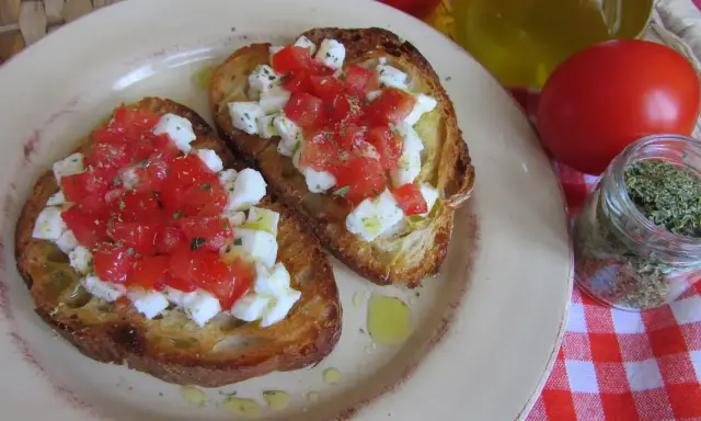 Pyszna bruschetta z pomidorami i mozzarellą, idealna na szybką przekąskę. Oto prosty przepis!