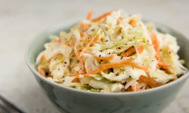 Krämig coleslaw med strimlad vitkål och morot, perfekt till grillat. Ett enkelt coleslaw recept för alla tillfällen.
