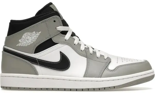 Szary i biały but sportowy, przypominający jordan 1 fake, z czarnym logo i sznurówkami.