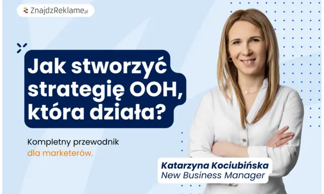 Kobieta prezentuje przewodnik "Jak stworzyć strategię OOH, która działa?". Reklama ooh dla marketerów.