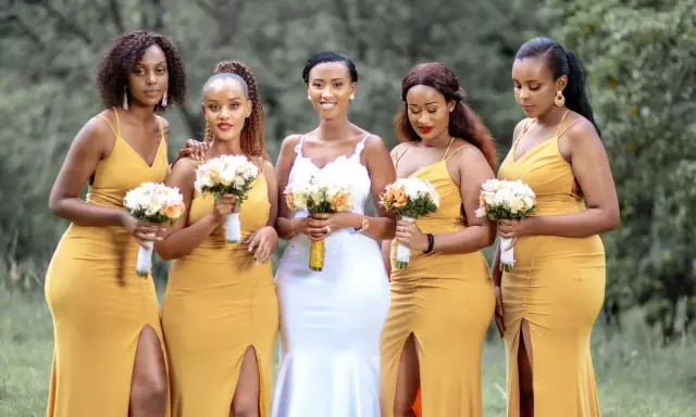 Cinco mujeres con vestidos amarillos y la novia con vestido blanco, todas con ramos de flores. Ellas son la dama de honor y caballero de honor.