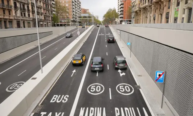 Carril Vao Barcelona: tráfico en túnel urbano con señalización para autobuses y taxis, y límites de velocidad de 50 km/h.