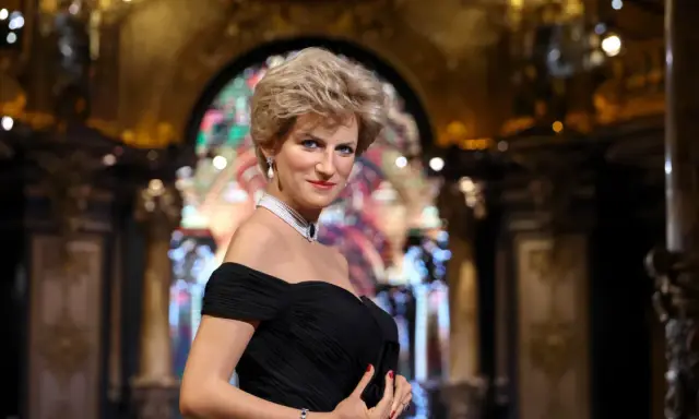 Woskowa figura księżnej Diany w czarnej, odkrywającej ramiona sukience, z naszyjnikiem z pereł i diamentowym wisiorem.