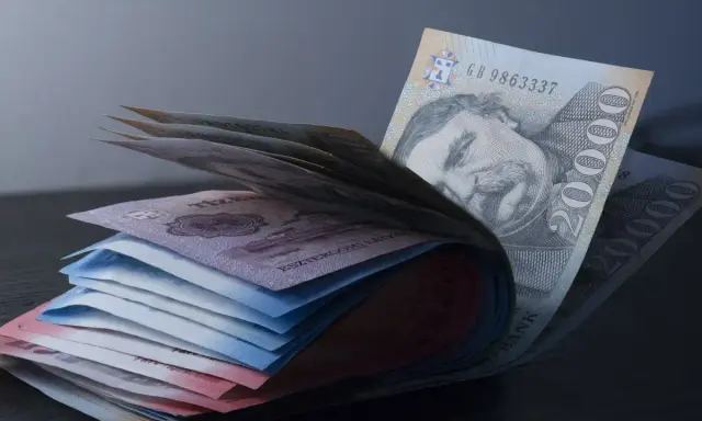 Stos banknotów, w tym 20 000 forintów, pokazuje, jaka waluta jest na Węgrzech.