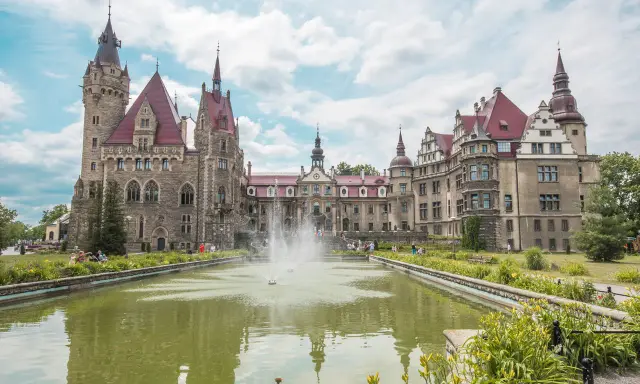 Zamek Moszna, gdzie jest, zachwyca architekturą i stawem z fontanną.