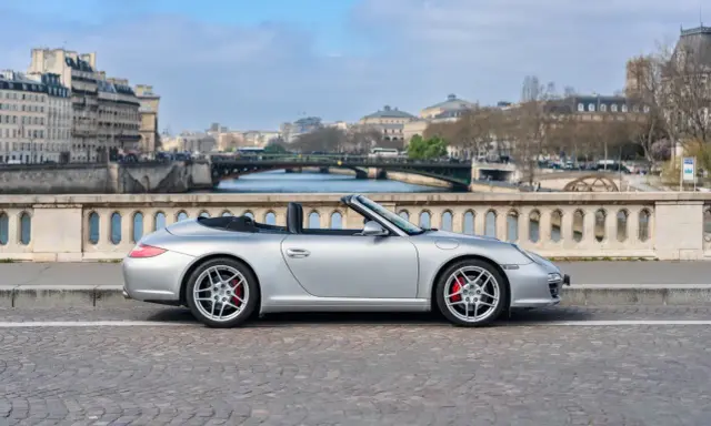 Silberner Porsche 911 Cabriolet in Paris. Die Porsche 911 Preisentwicklung ist stabil, ein Klassiker für die Ewigkeit.