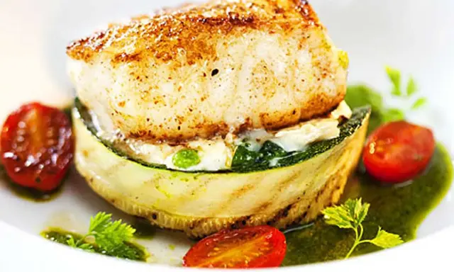En läcker fiskrätt med grillad zucchini, körsbärstomater och en grön sås. Ett perfekt lubb recept för en fin middag.