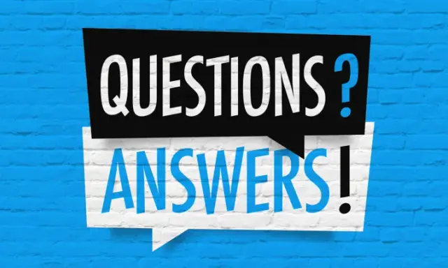 Dwie dymki nad niebieską ceglaną ścianą: czarna z białym napisem "QUESTIONS?" i biała z niebieskim "ANSWERS!". Idealne do przygotowania do fce egzamin przykładowy.