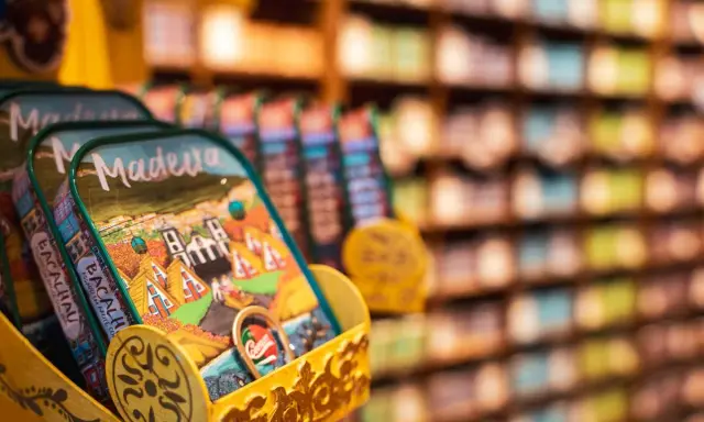 Bunte Dosen mit Madeira-Motiven, typische Madeira Mitbringsel.