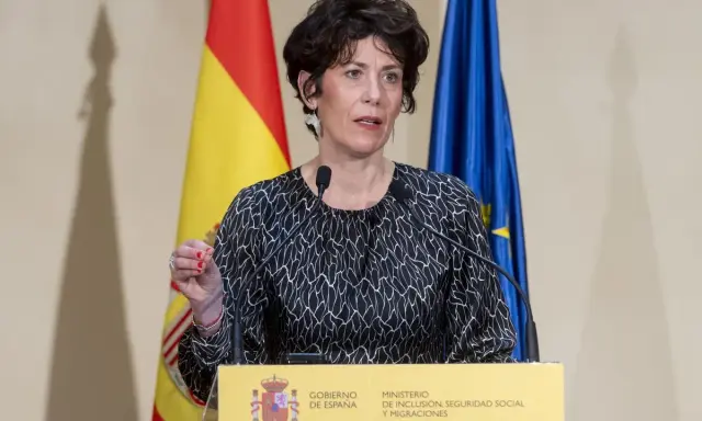 Ministra habla sobre con cuántos años te puedes jubilar, con banderas de España y UE de fondo.
