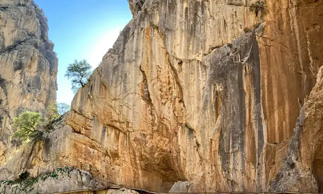 Der Weg "el Chorro" schlängelt sich an steilen Felswänden entlang, ein atemberaubender Anblick.