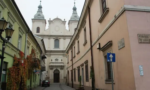 Urokliwa uliczka prowadząca do Sanktuarium Matki Bożej Trybunalskiej. Odkryj piotrków trybunalski atrakcje!