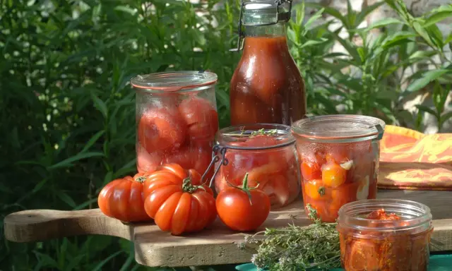 Comment conserver les tomates : bocaux de tomates entières, en morceaux, sauce tomate et tomates séchées.