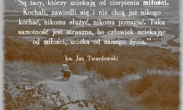 Złote myśli ks. Jana Twardowskiego o miłości i samotności. Cytat na tle krajobrazu z osobą na rowerze.