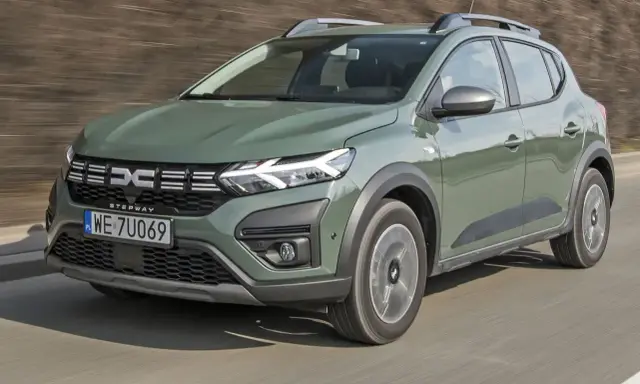Zielony Dacia Sandero Stepway w ruchu. Sprawdź aktualne dacia sandero - ceny i oferty.